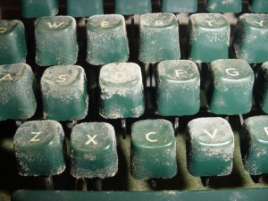 old-typing-machine-1240760-640x480